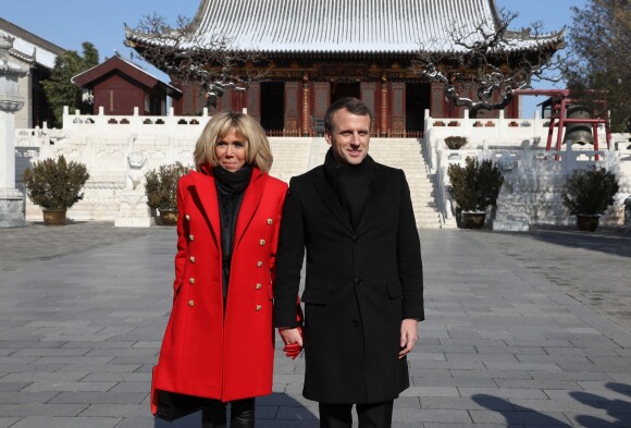 Le président de la République française Emmanuel Macron et sa femme la Première dame Brigitte Macron (Trogneux) visitent la Grande pagode de l'oie sauvage de Xi'an lors lors de la visite d'Etat de trois jours en Chine, à Xi'an, province de Shaanxi, le 8 janvier 2018. © Dominique Jacovides/Bestimage