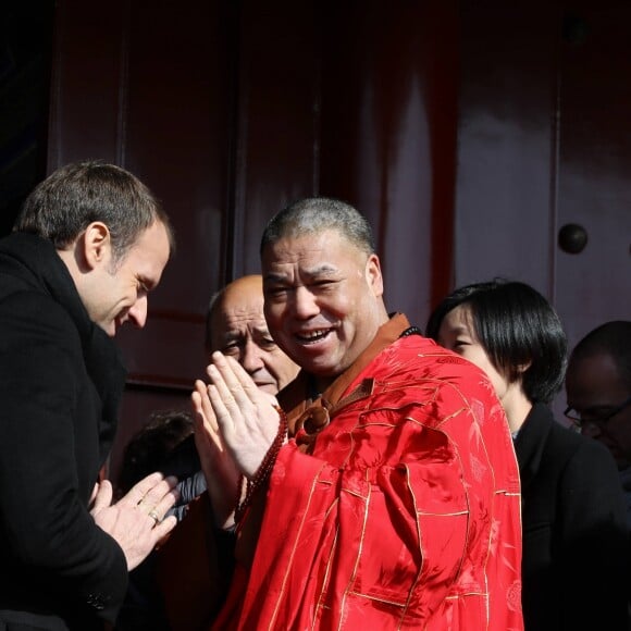 Le président de la République française Emmanuel Macron, sa femme la Première dame Brigitte Macron (Trogneux) et le ministre de l'Europe et des Affaires Etrangères Jean-Yves Le Drian - Le président de la République française et sa femme la Première dame visitent la Grande pagode de l'oie sauvage de Xi'an lors lors de la visite d'Etat de trois jours en Chine, à Xi'an, province de Shaanxi, Chine, le 8 janvier 2018. © Dominique Jacovides/Bestimage