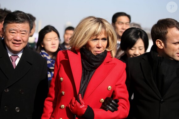 Le président de la République française Emmanuel Macron et sa femme la Première dame Brigitte Macron (Trogneux) visitent la Grande pagode de l'oie sauvage de Xi'an lors lors de la visite d'Etat de trois jours en Chine, à Xi'an, province de Shaanxi, le 8 janvier 2018. © Dominique Jacovides/Bestimage