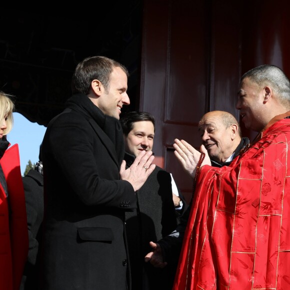 Le président de la République française Emmanuel Macron, sa femme la Première dame Brigitte Macron (Trogneux) et le ministre de l'Europe et des Affaires Etrangères Jean-Yves Le Drian - Le président de la République française et sa femme la Première dame visitent la Grande pagode de l'oie sauvage de Xi'an lors lors de la visite d'Etat de trois jours en Chine, à Xi'an, province de Shaanxi, Chine, le 8 janvier 2018. © Dominique Jacovides/Bestimage