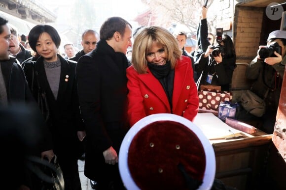 Le président de la République française Emmanuel Macron et sa femme la Première dame Brigitte Macron (Trogneux) visitent la Grande mosquée de Xi'an lors lors de la visite d'Etat de trois jours en Chine, à Xi'an, province Shaanxi, le 8 janvier 2018. © Dominique Jacovides/Bestimage