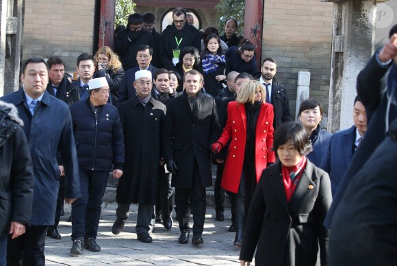 Le président de la République française Emmanuel Macron, sa femme la Première dame Brigitte Macron (Trogneux) et le ministre de l'Europe et des Affaires Etrangères Jean-Yves Le Drian visitent le Grande mosquée de Xi'an lors lors de la visite d'Etat de trois jours en Chine, à Xi'an, province Shaanxi, le 8 janvier 2018. © Dominique Jacovides/Bestimage