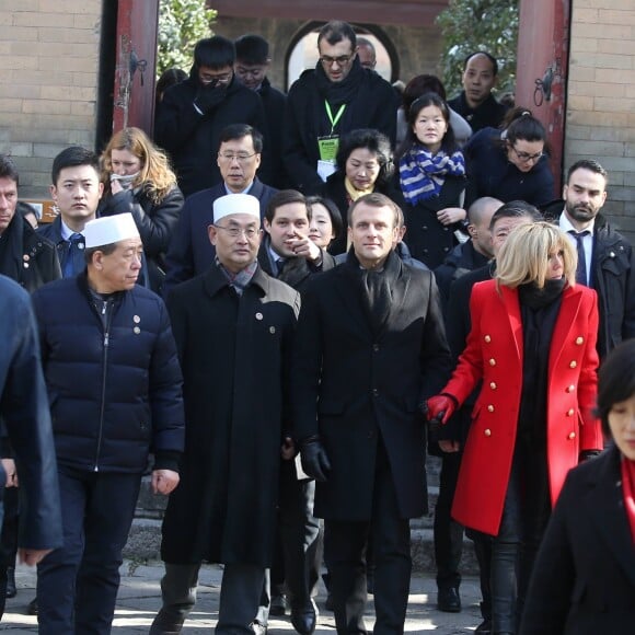 Le président de la République française Emmanuel Macron, sa femme la Première dame Brigitte Macron (Trogneux) et le ministre de l'Europe et des Affaires Etrangères Jean-Yves Le Drian visitent le Grande mosquée de Xi'an lors lors de la visite d'Etat de trois jours en Chine, à Xi'an, province Shaanxi, le 8 janvier 2018. © Dominique Jacovides/Bestimage