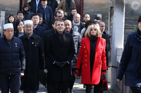 Le président de la République française Emmanuel Macron, sa femme la Première dame Brigitte Macron (Trogneux) et le ministre de l'Europe et des Affaires Etrangères Jean-Yves Le Drian visitent le Grande mosquée de Xi'an lors lors de la visite d'Etat de trois jours en Chine, à Xi'an, province Shaanxi, le 8 janvier 2018. © Dominique Jacovides/Bestimage