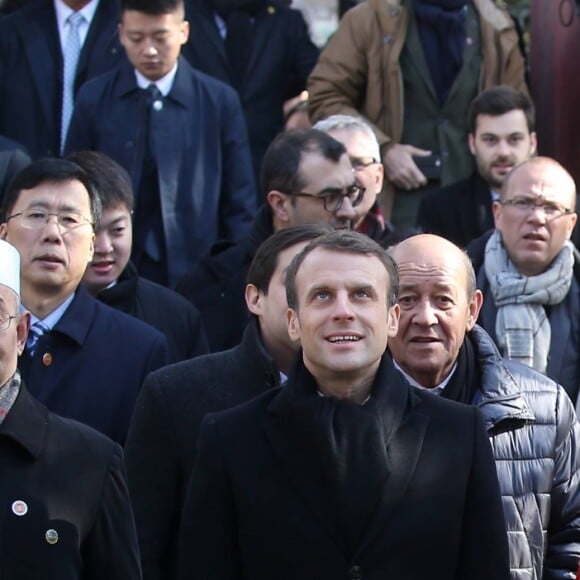 Le président de la République française Emmanuel Macron, sa femme la Première dame Brigitte Macron (Trogneux) et le ministre de l'Europe et des Affaires Etrangères Jean-Yves Le Drian visitent le Grande mosquée de Xi'an lors lors de la visite d'Etat de trois jours en Chine, à Xi'an, province Shaanxi, le 8 janvier 2018. © Dominique Jacovides/Bestimage