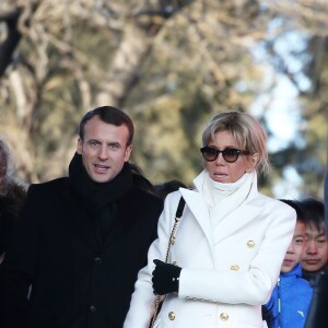 Le président de la République Emmanuel Macron et sa femme la Première dame Brigitte Macron (Trogneux) visitent la Cité interdite avec des élèves de l'établissement français Charles de Gaulle de Pékin et d'une école chinoise à Pékin lors de la visite d'Etat de trois jours en Chine, le 9 janvier 2018. © Dominique Jacovides/Bestimage