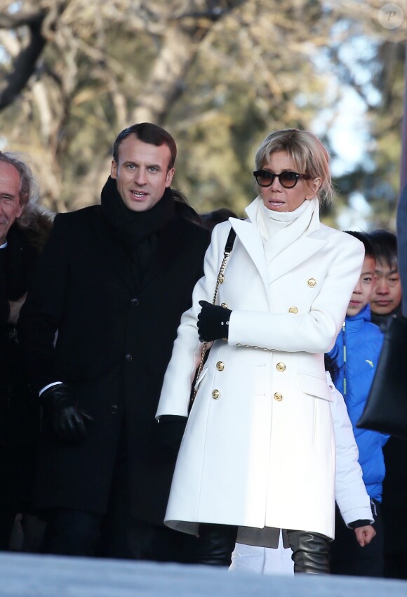 Le président de la République Emmanuel Macron et sa femme la Première dame Brigitte Macron (Trogneux) visitent la Cité interdite avec des élèves de l'établissement français Charles de Gaulle de Pékin et d'une école chinoise à Pékin lors de la visite d'Etat de trois jours en Chine, le 9 janvier 2018. © Dominique Jacovides/Bestimage