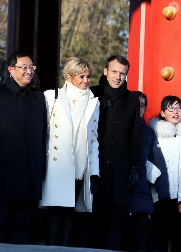 Le président de la République Emmanuel Macron et sa femme la Première dame Brigitte Macron (Trogneux) visitent la Cité interdite avec des élèves de l'établissement français Charles de Gaulle de Pékin et d'une école chinoise à Pékin lors de la visite d'Etat de trois jours en Chine, le 9 janvier 2018. © Dominique Jacovides/Bestimage
