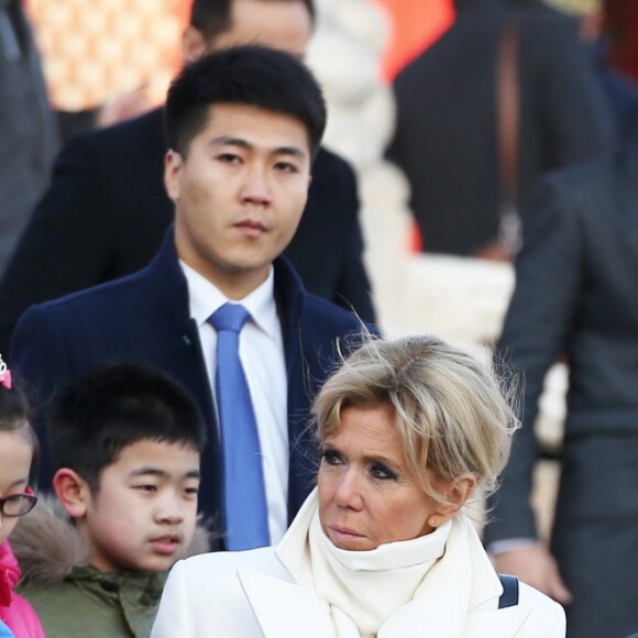 Le président de la République Emmanuel Macron et sa femme la Première dame Brigitte Macron (Trogneux) visitent la Cité interdite avec des élèves de l'établissement français Charles de Gaulle de Pékin et d'une école chinoise à Pékin lors de la visite d'Etat de trois jours en Chine, le 9 janvier 2018. © Dominique Jacovides/Bestimage