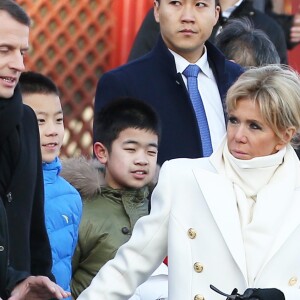 Le président de la République Emmanuel Macron et sa femme la Première dame Brigitte Macron (Trogneux) visitent la Cité interdite avec des élèves de l'établissement français Charles de Gaulle de Pékin et d'une école chinoise à Pékin lors de la visite d'Etat de trois jours en Chine, le 9 janvier 2018. © Dominique Jacovides/Bestimage