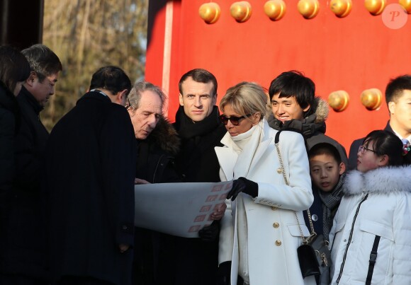 Le président de la République Emmanuel Macron et sa femme la Première dame Brigitte Macron (Trogneux) visitent la Cité interdite avec des élèves de l'établissement français Charles de Gaulle de Pékin et d'une école chinoise à Pékin lors de la visite d'Etat de trois jours en Chine, le 9 janvier 2018. © Dominique Jacovides/Bestimage