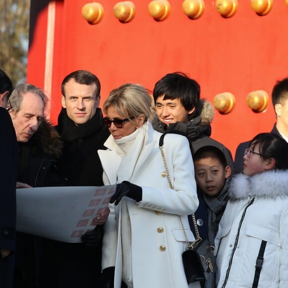 Le président de la République Emmanuel Macron et sa femme la Première dame Brigitte Macron (Trogneux) visitent la Cité interdite avec des élèves de l'établissement français Charles de Gaulle de Pékin et d'une école chinoise à Pékin lors de la visite d'Etat de trois jours en Chine, le 9 janvier 2018. © Dominique Jacovides/Bestimage