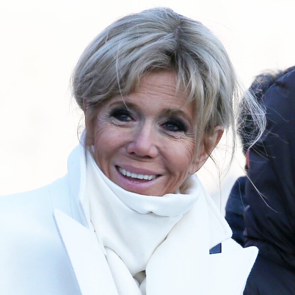 Le président de la République Emmanuel Macron et sa femme la Première dame Brigitte Macron (Trogneux) visitent la Cité interdite avec des élèves de l'établissement français Charles de Gaulle de Pékin et d'une école chinoise à Pékin lors de la visite d'Etat de trois jours en Chine, le 9 janvier 2018. © Dominique Jacovides/Bestimage