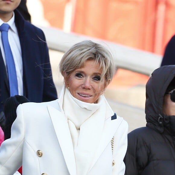 Le président de la République Emmanuel Macron et sa femme la Première dame Brigitte Macron (Trogneux) visitent la Cité interdite avec des élèves de l'établissement français Charles de Gaulle de Pékin et d'une école chinoise à Pékin lors de la visite d'Etat de trois jours en Chine, le 9 janvier 2018. © Dominique Jacovides/Bestimage