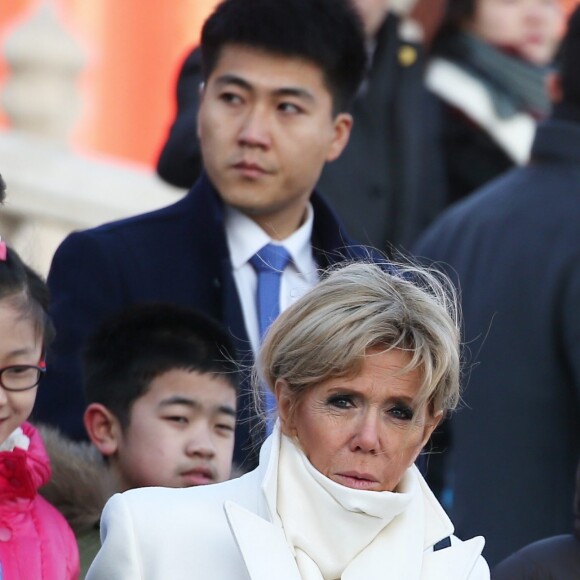 Le président de la République Emmanuel Macron et sa femme la Première dame Brigitte Macron (Trogneux) visitent la Cité interdite avec des élèves de l'établissement français Charles de Gaulle de Pékin et d'une école chinoise à Pékin lors de la visite d'Etat de trois jours en Chine, le 9 janvier 2018. © Dominique Jacovides/Bestimage