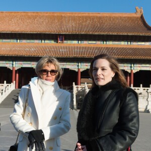 Le président de la République Emmanuel Macron et sa femme la Première dame Brigitte Macron (Trogneux) visitent la Cité interdite avec des élèves de l'établissement français Charles de Gaulle de Pékin et d'une école chinoise à Pékin lors de la visite d'Etat de trois jours en Chine, le 9 janvier 2018. © Dominique Jacovides/Bestimage