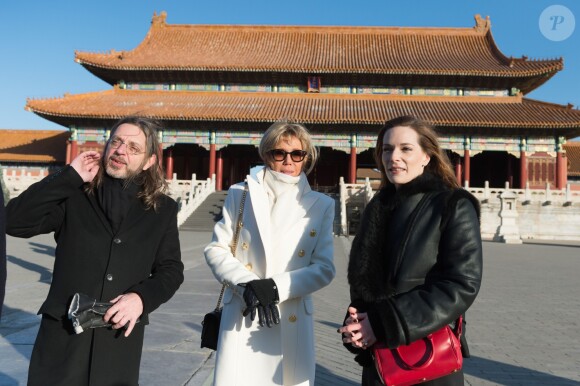 Le président de la République Emmanuel Macron et sa femme la Première dame Brigitte Macron (Trogneux) visitent la Cité interdite avec des élèves de l'établissement français Charles de Gaulle de Pékin et d'une école chinoise à Pékin lors de la visite d'Etat de trois jours en Chine, le 9 janvier 2018. © Dominique Jacovides/Bestimage