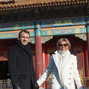 Le président de la République Emmanuel Macron et sa femme la Première dame Brigitte Macron (Trogneux) visitent la Cité interdite avec des élèves de l'établissement français Charles de Gaulle de Pékin et d'une école chinoise à Pékin lors de la visite d'Etat de trois jours en Chine, le 9 janvier 2018. © Dominique Jacovides/Bestimage