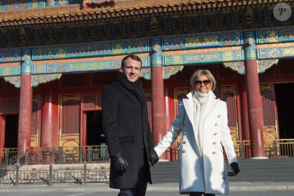 Le président de la République Emmanuel Macron et sa femme la Première dame Brigitte Macron (Trogneux) visitent la Cité interdite avec des élèves de l'établissement français Charles de Gaulle de Pékin et d'une école chinoise à Pékin lors de la visite d'Etat de trois jours en Chine, le 9 janvier 2018. © Dominique Jacovides/Bestimage