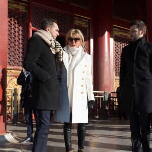 La Première dame Brigitte Macron (Trogneux), Pierre-Olivier Costa directeur de cabinet, Tristan Bromet chef de cabinet visitent la Cité interdite avec des élèves de l'établissement français Charles de Gaulle de Pékin et d'une école chinoise à Pékin lors de la visite d'Etat de trois jours en Chine, le 9 janvier 2018. © Jacques Witt/Pool/Bestimage