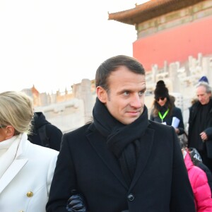 Le président de la République Emmanuel Macron et sa femme la Première dame Brigitte Macron (Trogneux) visitent la Cité interdite avec des élèves de l'établissement français Charles de Gaulle de Pékin et d'une école chinoise à Pékin lors de la visite d'Etat de trois jours en Chine, le 9 janvier 2018. © Christian Liewig/Pool/Bestimage