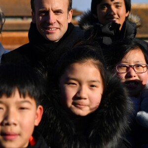 Le président de la République Emmanuel Macron et sa femme la Première dame Brigitte Macron (Trogneux) visitent la Cité interdite avec des élèves de l'établissement français Charles de Gaulle de Pékin et d'une école chinoise à Pékin lors de la visite d'Etat de trois jours en Chine, le 9 janvier 2018. © Christian Liewig/Pool/Bestimage