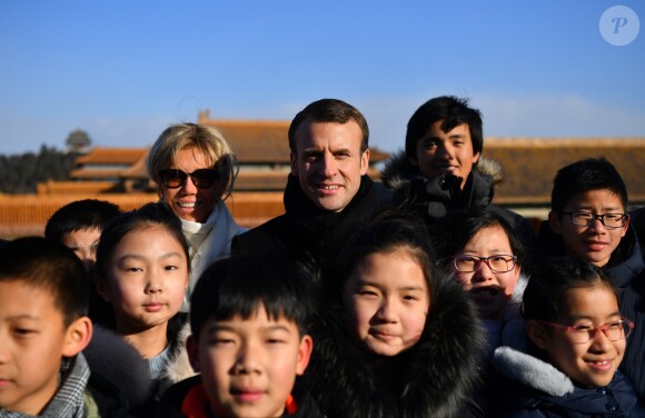 Le président de la République Emmanuel Macron et sa femme la Première dame Brigitte Macron (Trogneux) visitent la Cité interdite avec des élèves de l'établissement français Charles de Gaulle de Pékin et d'une école chinoise à Pékin lors de la visite d'Etat de trois jours en Chine, le 9 janvier 2018. © Christian Liewig/Pool/Bestimage
