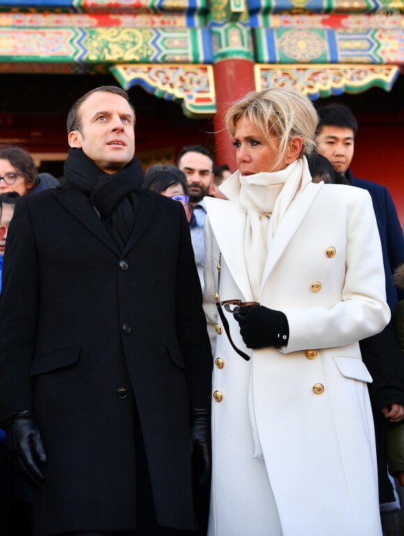 Le président de la République Emmanuel Macron et sa femme la Première dame Brigitte Macron (Trogneux) visitent la Cité interdite avec des élèves de l'établissement français Charles de Gaulle de Pékin et d'une école chinoise à Pékin lors de la visite d'Etat de trois jours en Chine, le 9 janvier 2018. © Christian Liewig/Pool/Bestimage