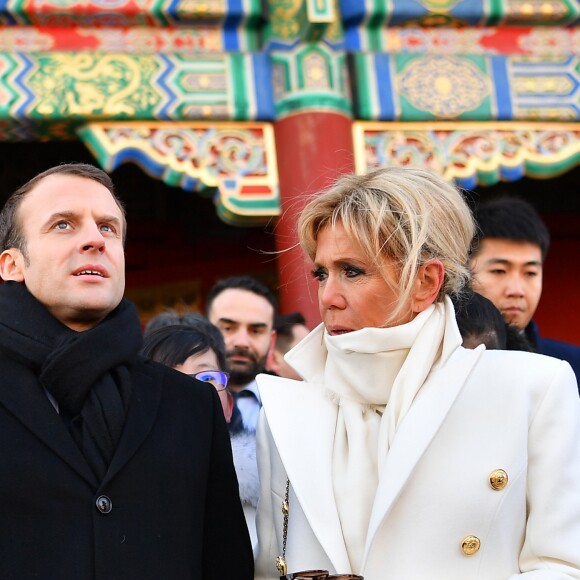 Le président de la République Emmanuel Macron et sa femme la Première dame Brigitte Macron (Trogneux) visitent la Cité interdite avec des élèves de l'établissement français Charles de Gaulle de Pékin et d'une école chinoise à Pékin lors de la visite d'Etat de trois jours en Chine, le 9 janvier 2018. © Christian Liewig/Pool/Bestimage