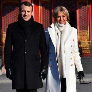 Le président de la République Emmanuel Macron et sa femme la Première dame Brigitte Macron (Trogneux) visitent la Cité interdite avec des élèves de l'établissement français Charles de Gaulle de Pékin et d'une école chinoise à Pékin lors de la visite d'Etat de trois jours en Chine, le 9 janvier 2018. © Christian Liewig/Pool/Bestimage