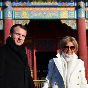 Le président de la République Emmanuel Macron et sa femme la Première dame Brigitte Macron (Trogneux) visitent la Cité interdite avec des élèves de l'établissement français Charles de Gaulle de Pékin et d'une école chinoise à Pékin lors de la visite d'Etat de trois jours en Chine, le 9 janvier 2018. © Christian Liewig/Pool/Bestimage