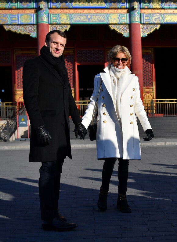 Le président de la République Emmanuel Macron et sa femme la Première dame Brigitte Macron (Trogneux) visitent la Cité interdite avec des élèves de l'établissement français Charles de Gaulle de Pékin et d'une école chinoise à Pékin lors de la visite d'Etat de trois jours en Chine, le 9 janvier 2018. © Christian Liewig/Pool/Bestimage