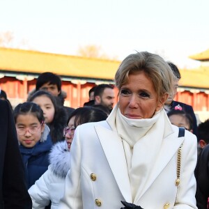 Le président de la République Emmanuel Macron et sa femme la Première dame Brigitte Macron (Trogneux) visitent la Cité interdite avec des élèves de l'établissement français Charles de Gaulle de Pékin et d'une école chinoise à Pékin lors de la visite d'Etat de trois jours en Chine, le 9 janvier 2018. © Christian Liewig/Pool/Bestimage