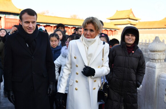 Le président de la République Emmanuel Macron et sa femme la Première dame Brigitte Macron (Trogneux) visitent la Cité interdite avec des élèves de l'établissement français Charles de Gaulle de Pékin et d'une école chinoise à Pékin lors de la visite d'Etat de trois jours en Chine, le 9 janvier 2018. © Christian Liewig/Pool/Bestimage