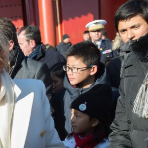 Le président de la République et sa femme la Première dame Brigitte Macron (Trogneux) visitent la Cité interdite avec des élèves de l'établissement français Charles de Gaulle de Pékin et d'une école chinoise à Pékin lors de la visite d'Etat de trois jours en Chine, le 9 janvier 2018. © Jacques Witt/Pool/Bestimage