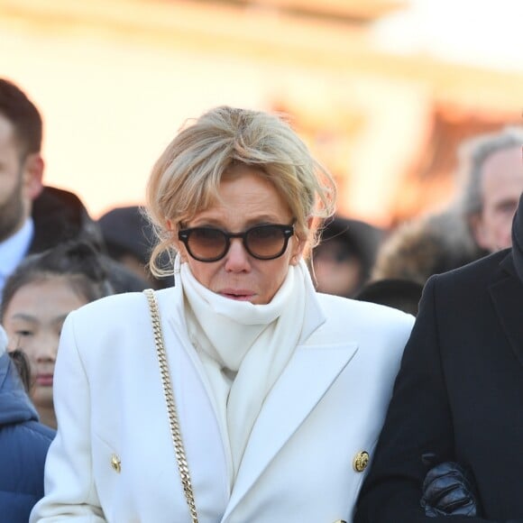 Le président de la République Emmanuel Macron et sa femme la Première dame Brigitte Macron (Trogneux) visitent la Cité interdite avec des élèves de l'établissement français Charles de Gaulle de Pékin et d'une école chinoise à Pékin lors de la visite d'Etat de trois jours en Chine, le 9 janvier 2018. © Christian Liewig/Pool/Bestimage