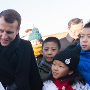 Le président de la République Emmanuel Macron et sa femme la Première dame Brigitte Macron (Trogneux) visitent la Cité interdite avec des élèves de l'établissement français Charles de Gaulle de Pékin et d'une école chinoise à Pékin lors de la visite d'Etat de trois jours en Chine, le 9 janvier 2018. © Jacques Witt/Pool/Bestimage