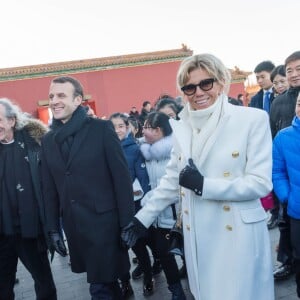 Le président de la République Emmanuel Macron, sa femme la Première dame Brigitte Macron (Trogneux) et l'historien Patrice Fava visitent la Cité interdite avec des élèves de l'établissement français Charles de Gaulle de Pékin et d'une école chinoise à Pékin lors de la visite d'Etat de trois jours en Chine, le 9 janvier 2018. © Jacques Witt/Pool/Bestimage