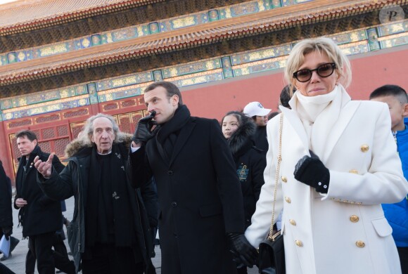 Le président de la République Emmanuel Macron, sa femme la Première dame Brigitte Macron (Trogneux) et l'historien Patrice Fava visitent la Cité interdite avec des élèves de l'établissement français Charles de Gaulle de Pékin et d'une école chinoise à Pékin lors de la visite d'Etat de trois jours en Chine, le 9 janvier 2018. © Jacques Witt/Pool/Bestimage