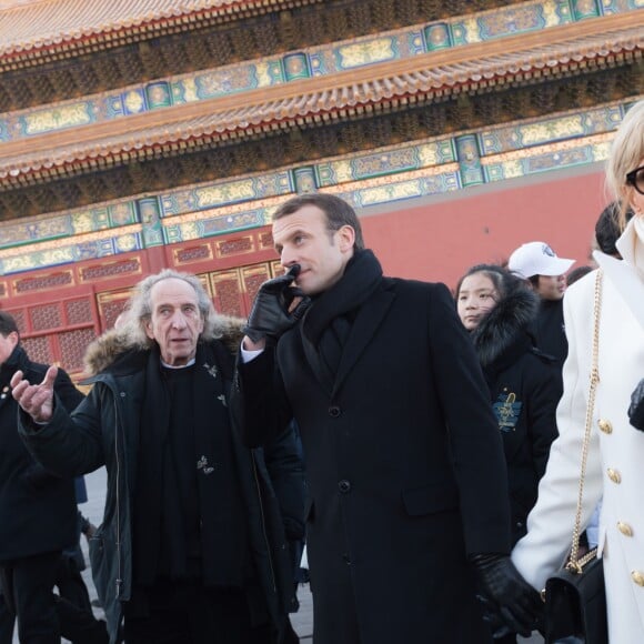 Le président de la République Emmanuel Macron, sa femme la Première dame Brigitte Macron (Trogneux) et l'historien Patrice Fava visitent la Cité interdite avec des élèves de l'établissement français Charles de Gaulle de Pékin et d'une école chinoise à Pékin lors de la visite d'Etat de trois jours en Chine, le 9 janvier 2018. © Jacques Witt/Pool/Bestimage