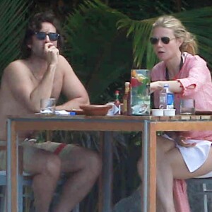 Exclusif - Gwyneth Paltrow et son compagnon Brad Falchuk profitent de leurs vacances sur une plage au Mexique, le 14 janvier 2016.