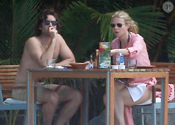 Exclusif - Gwyneth Paltrow et son compagnon Brad Falchuk profitent de leurs vacances sur une plage au Mexique, le 14 janvier 2016.