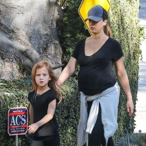 Exclusif - Jessica Alba enceinte et sa fille Haven à Los Angeles, le 27 décembre 2017.