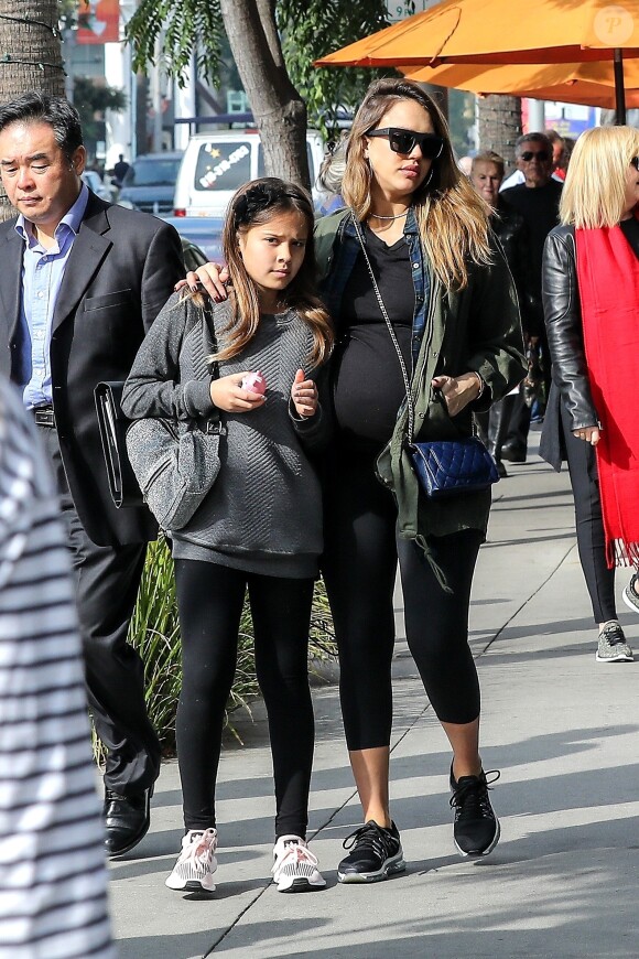 Exclusif - Jessica Alba enceinte et sa fille Honor à Beverly Hills le 26 décembre 2017.