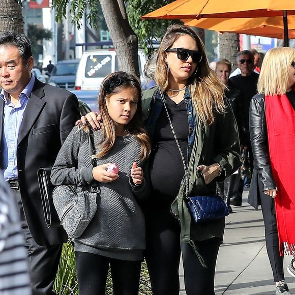 Exclusif - Jessica Alba enceinte et sa fille Honor à Beverly Hills le 26 décembre 2017.