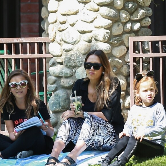 Jessica Alba enceinte et ses enfants Honor et Haven à Beverly Hills, le 1er octobre 2017.