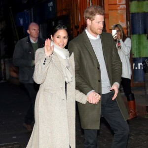 Le prince Harry et sa fiancée Meghan Markle quittent la station de radio "Reprezent" dans le quartier de Brixton à Londres le 9 janvier 2018.