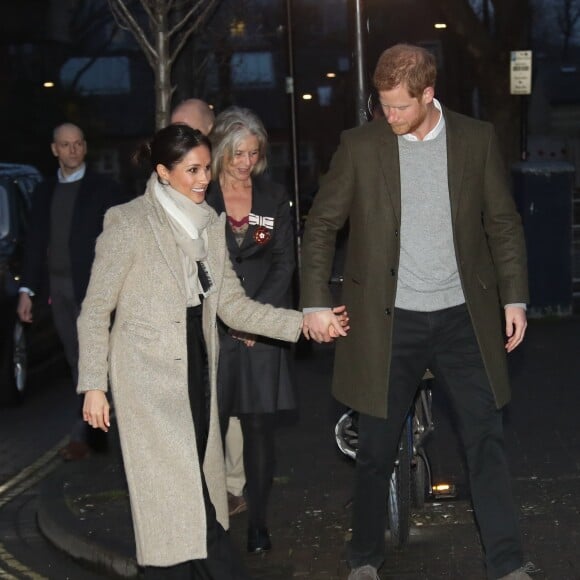 Le prince Harry et sa fiancée Meghan Markle quittent la station de radio "Reprezent" dans le quartier de Brixton à Londres le 9 janvier 2018.