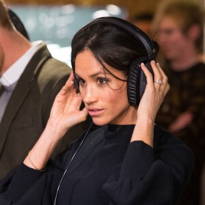 Le prince Harry et sa fiancée Meghan Markle quittent la station de radio "Reprezent" dans le quartier de Brixton à Londres le 9 janvier 2018.