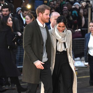 Le prince Harry et sa fiancée Meghan Markle quittent la station de radio "Reprezent" dans le quartier de Brixton à Londres le 9 janvier 2018.